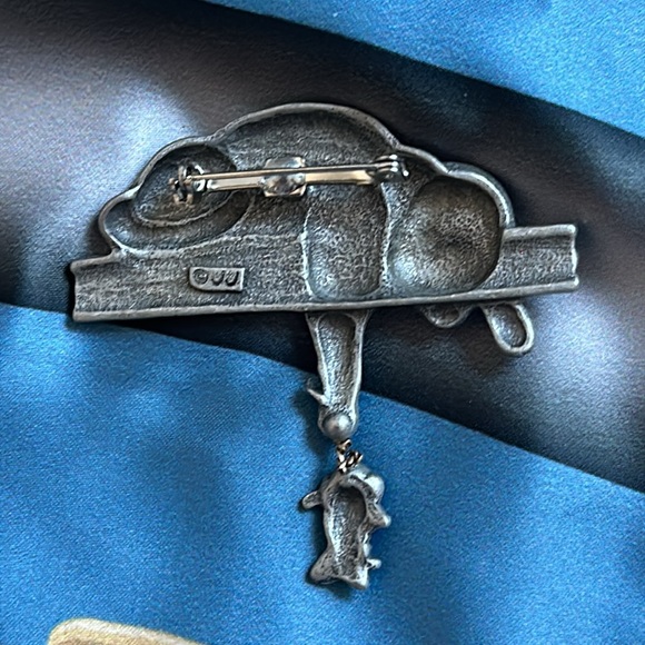 JJ JONETTE Signed Brooch Pin Pewter Cat Dangling Mouse - Picture 3 of 3